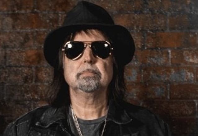 Phil Campbell amb la guitarra, en la fotografia del 2025 que acompanya l'anunci de la causa de la mort