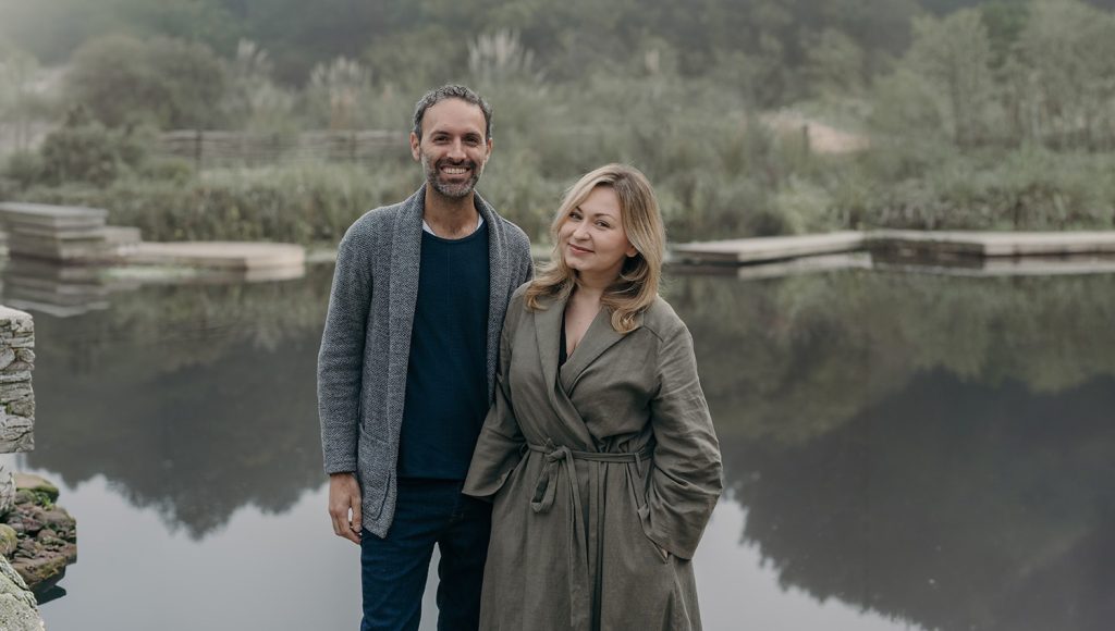 Marcelo Woloski i Joanna Kucharczyk, el duet Quiet Colors, drets davant d'un estany, en la imatge que fa servir el Festival de Jazz de Barcelona per al concert del 7 de novembre del 2026