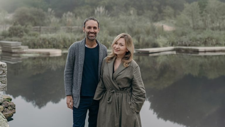 Marcelo Woloski i Joanna Kucharczyk, el duet Quiet Colors, drets davant d'un estany, en la imatge que fa servir el Festival de Jazz de Barcelona per al concert del 7 de novembre del 2026