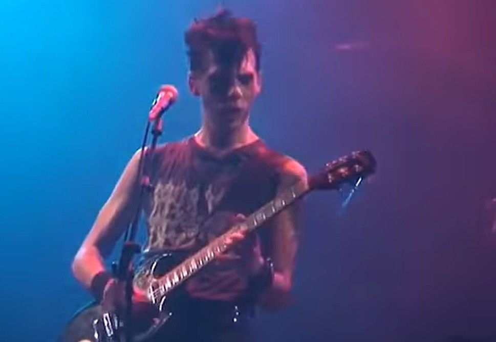 Fotograma d'arxiu d'un concert de Repugnant, amb el guitarrista i cantant al micròfon
