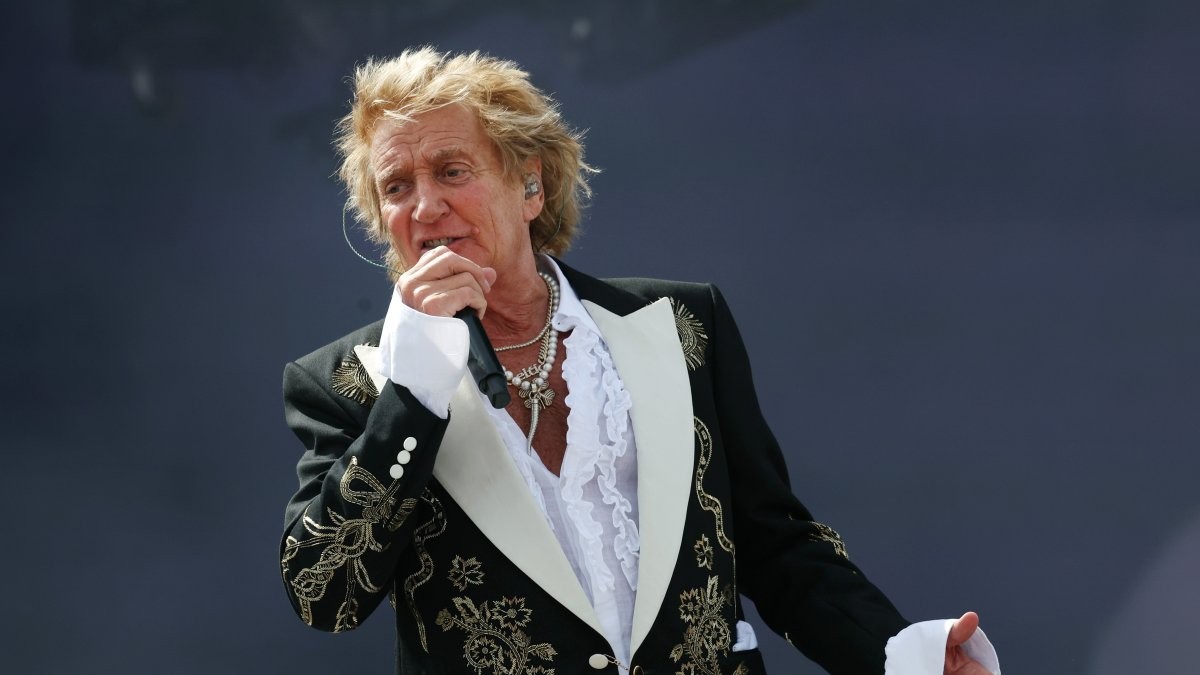 Rod Stewart cantant en directe, en la imatge que acompanya l'anunci del concert de Tarragona