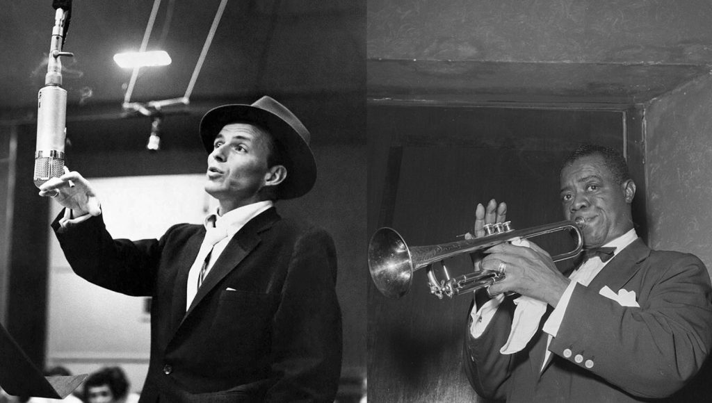 Frank Sinatra davant d'un micròfon d'estudi i Louis Armstrong amb la trompeta, en la imatge que el Festival Jazz Barcelona fa servir per al concert «Frank & Louis»