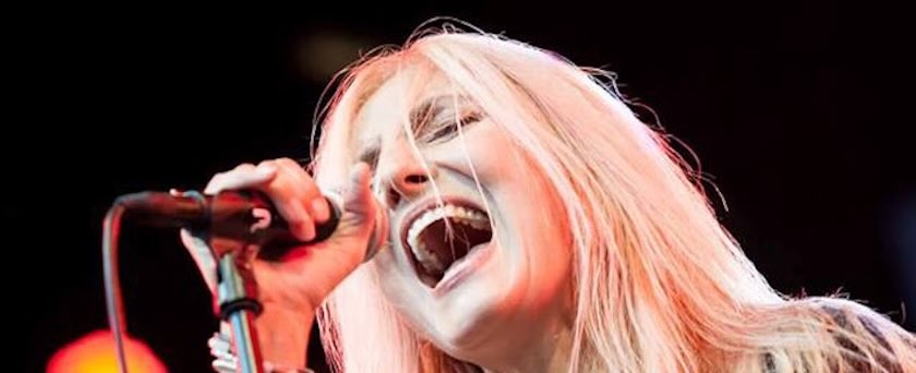Sass Jordan cantant en directe, en la fotografia de Michiel Driedijk que acompanya l'anunci de la seva mort