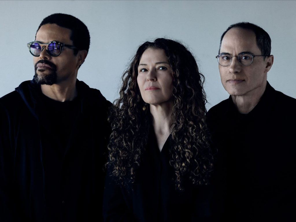Nasheet Waits, Sylvie Courvoisier i Ned Rothenberg, els tres músics de Short Cuts, en la fotografia de promoció del trio