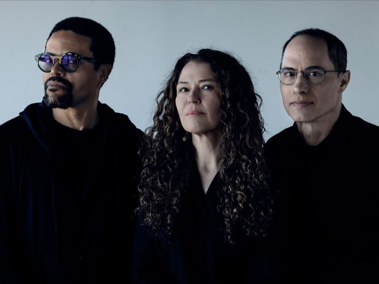 Nasheet Waits, Sylvie Courvoisier i Ned Rothenberg, els tres músics de Short Cuts, en la fotografia de promoció del trio