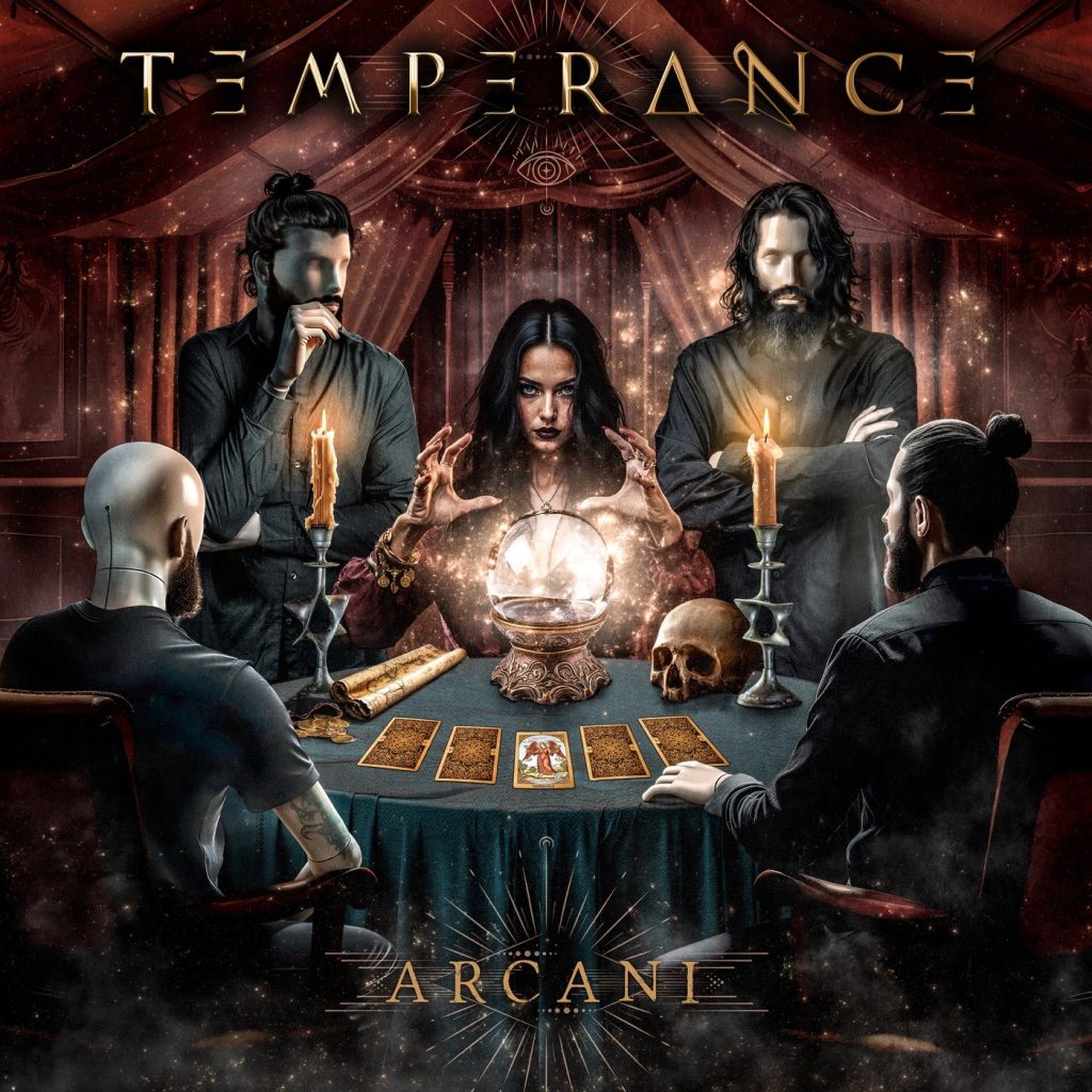 Portada d'«Arcani», de Temperance: els cinc membres del grup al voltant d'una taula de vident amb bola de vidre, calavera i cinc cartes del tarot