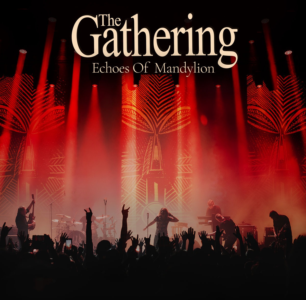 Portada d'«Echoes Of Mandylion», amb The Gathering damunt l'escenari del Doornroosje il·luminat de vermell i el públic amb els braços alçats