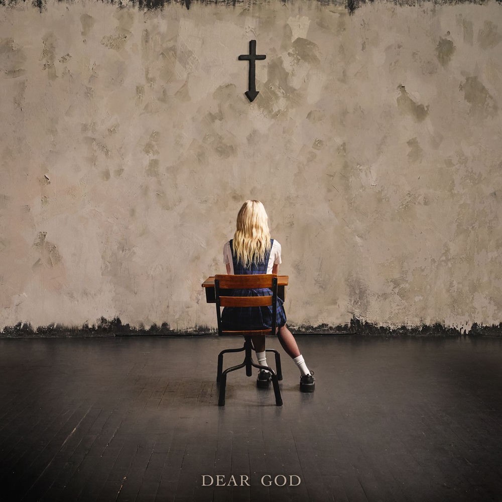 Portada de «Dear God», de The Pretty Reckless, el cinquè disc del grup, publicat el 26 de juny del 2026 per Fearless Records