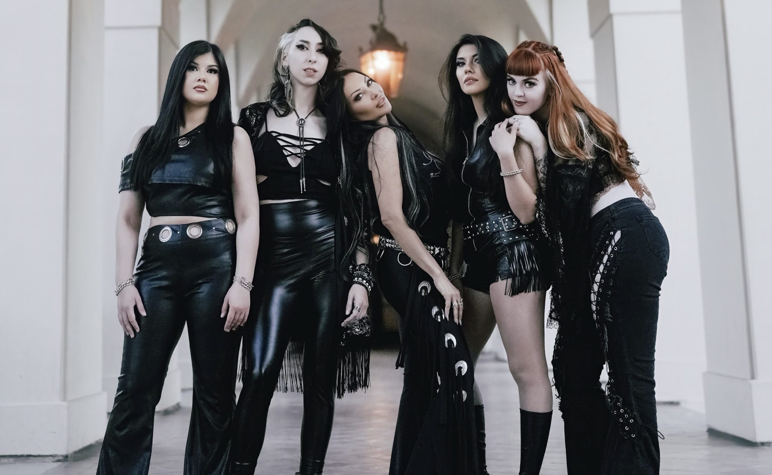 Fotografia promocional de The Violent Hour, el grup de Carla Harvey, amb Sasha De León, Allie Kay, Kiana De León i Jewel Steele
