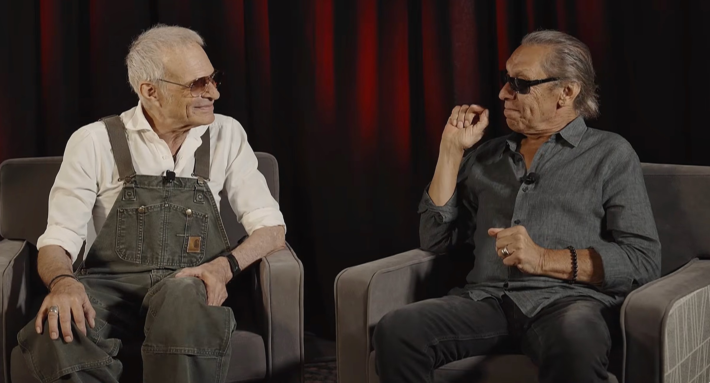 Alex Van Halen i David Lee Roth, en la imatge que acompanya l'edició signada del llibre «Van Halen» de Genesis Publications