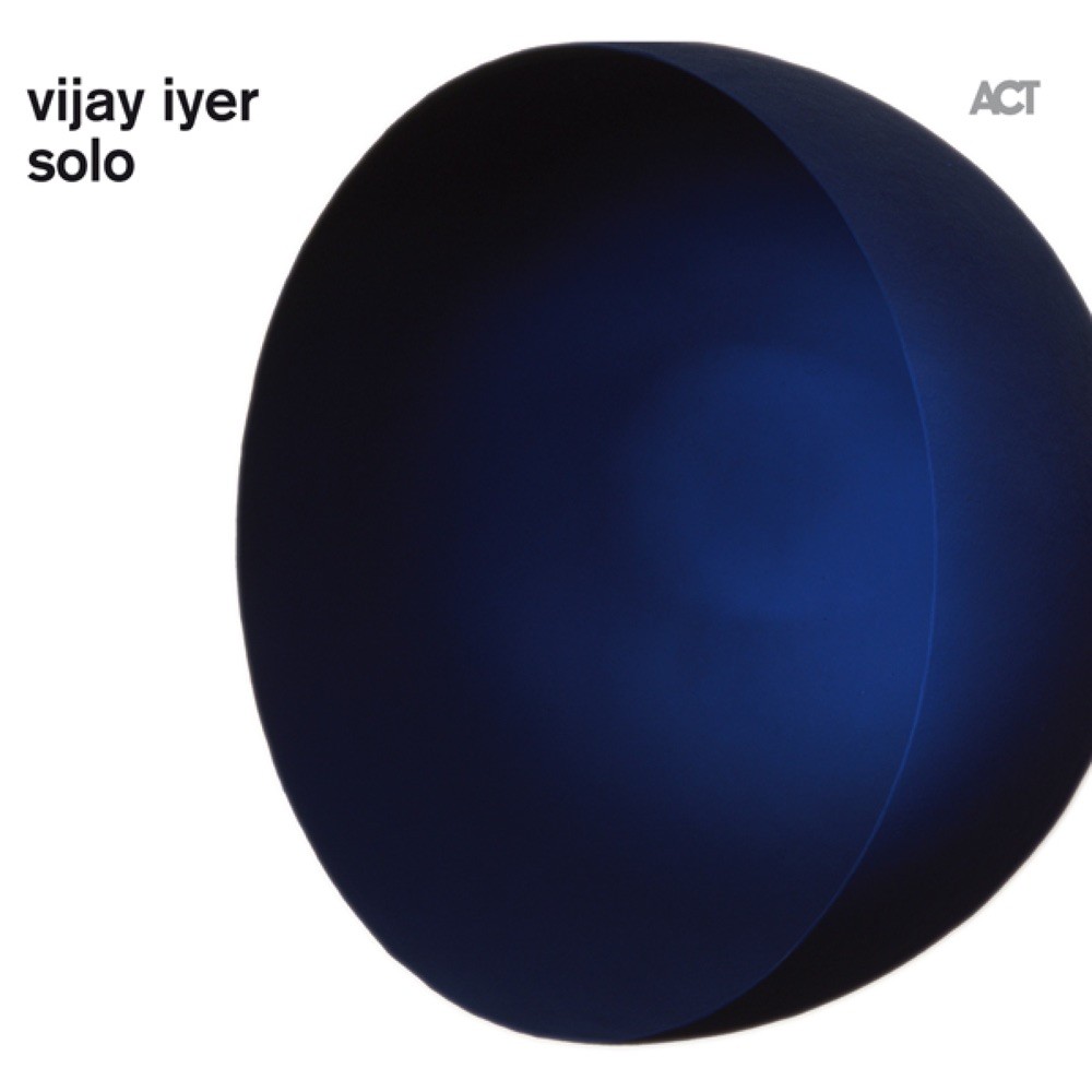 Portada de «Solo», de Vijay Iyer, l'únic disc de piano sol del pianista, que el 6 de novembre del 2026 toca en aquest format al Conservatori Liceu