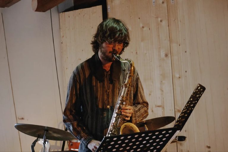 Xavi Maldonado tocant el saxo tenor davant d'un faristol, en la imatge que fa servir el Festival de Jazz de Barcelona per al concert del 7 de novembre del 2026