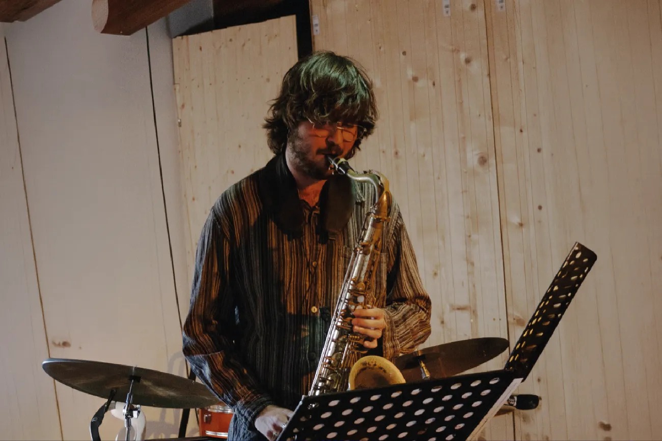 Xavi Maldonado tocant el saxo tenor davant d'un faristol, en la imatge que fa servir el Festival de Jazz de Barcelona per al concert del 7 de novembre del 2026