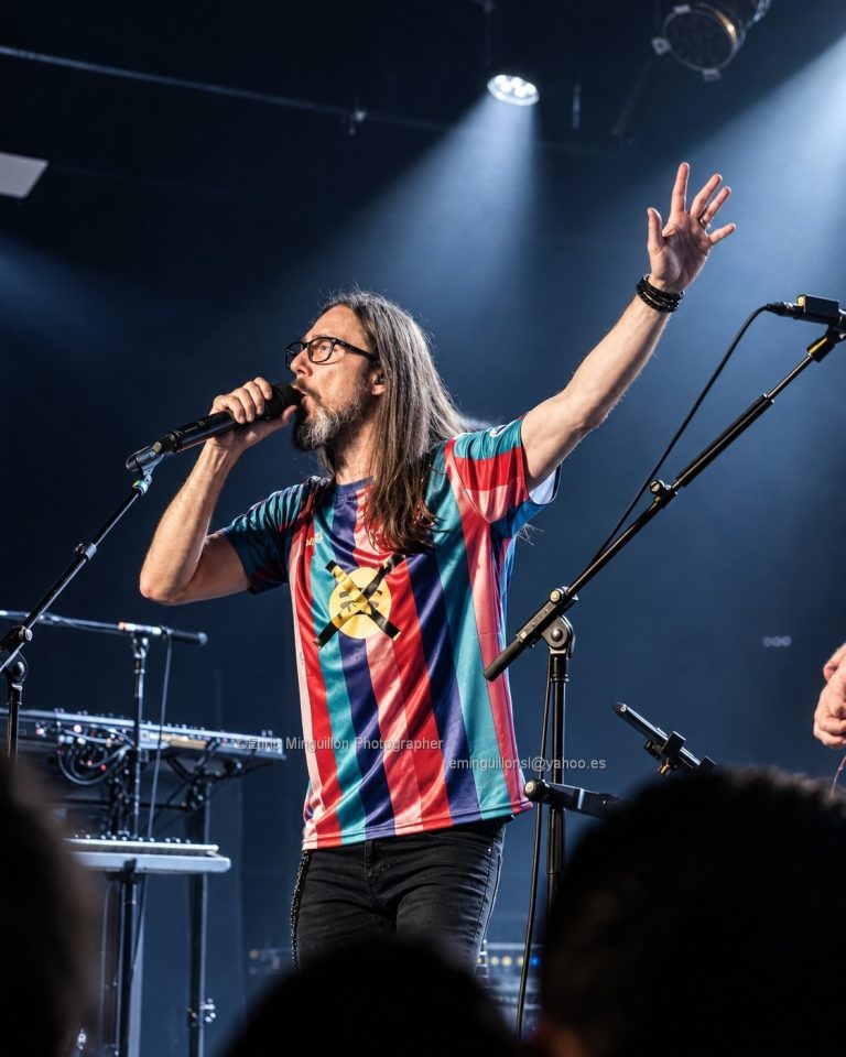Big Big Train a Razzmatazz 2 (Barcelona): cantant amb el braç alçat