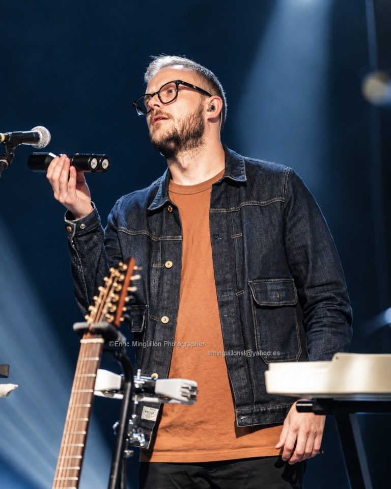 Big Big Train a Razzmatazz 2 (Barcelona): músic amb micròfon i una guitarra acústica darrere