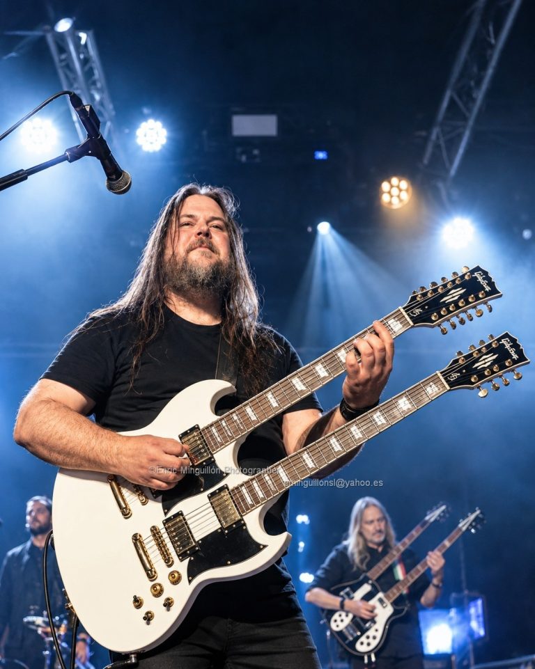Big Big Train a Razzmatazz 2 (Barcelona): guitarrista amb una guitarra de doble màstil