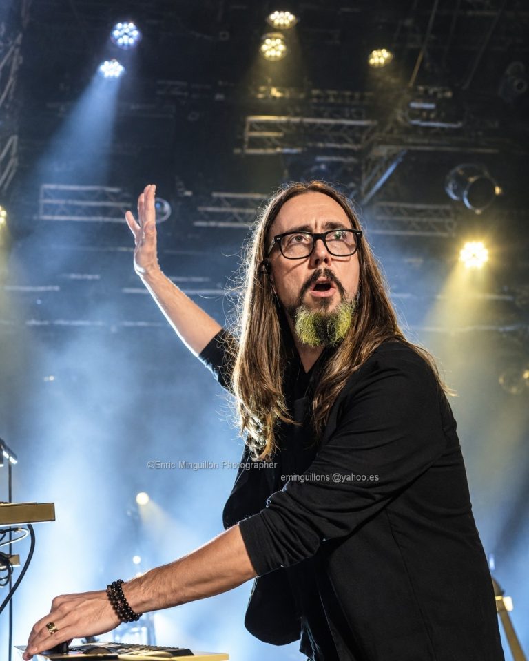 Big Big Train a Razzmatazz 2 (Barcelona): cantant gesticulant