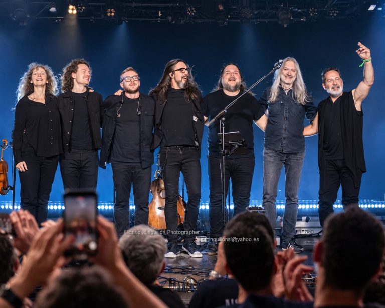 Big Big Train a Razzmatazz 2 (Barcelona): la banda saludant al final del concert